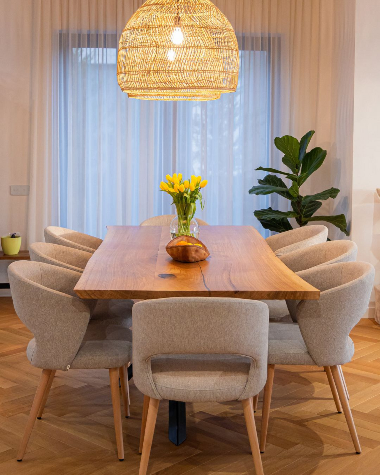 Masa de dining cu blat clasic din stejar