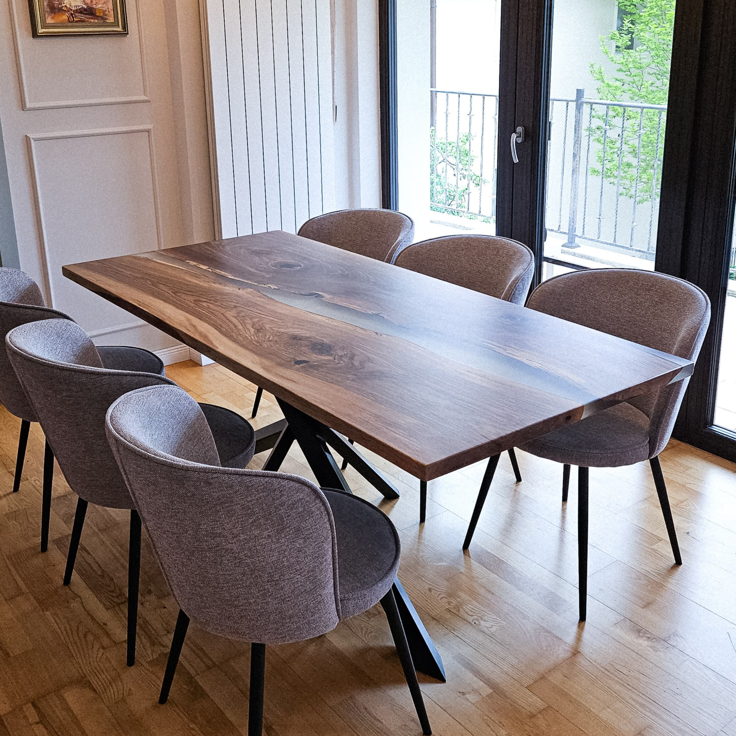 Masa de dining de nuc cu rasina transparenta