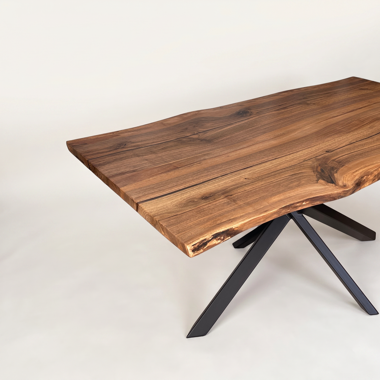 Masa de dining Geometry cu blat brut din lemn de nuc