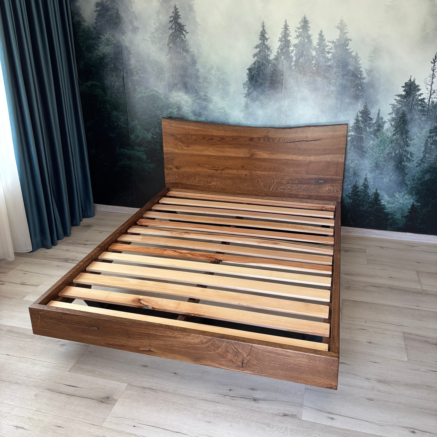 Minimal Floating Bed din stejar baituit